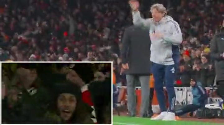 阿尔特塔因离开技术区域而被四官警告，几秒后阿森纳进球