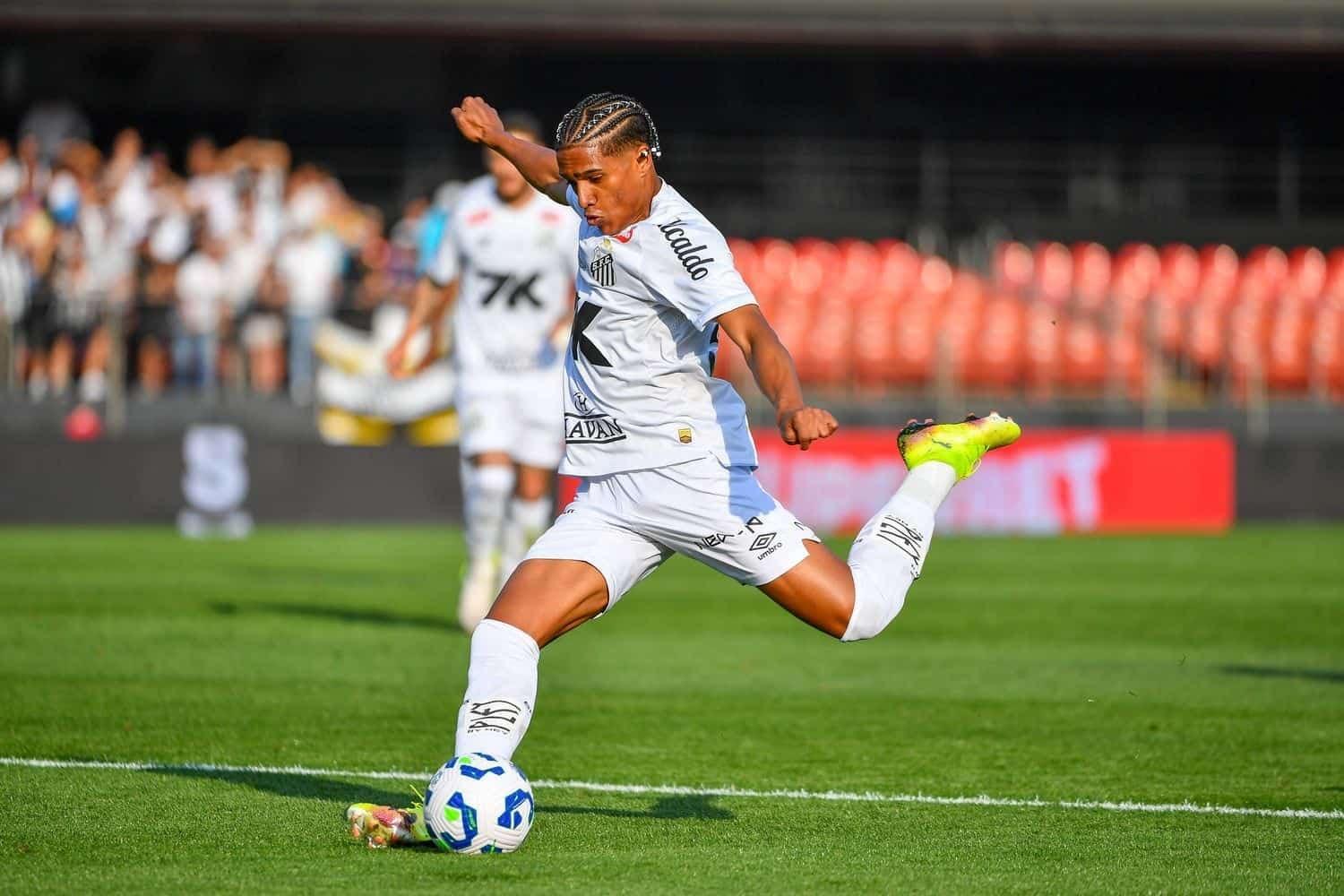 跟队记者：热刺确实对桑托斯左后卫索萨感兴趣