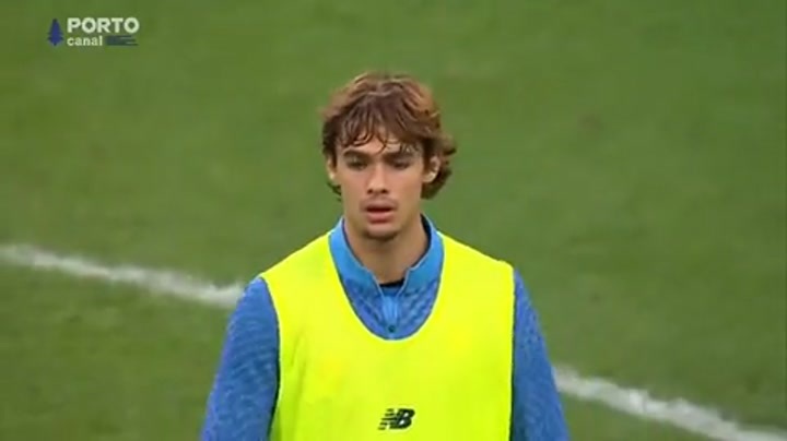 波尔图分组对抗18岁莫拉吊射攻破迪奥戈-科斯塔把守的球门