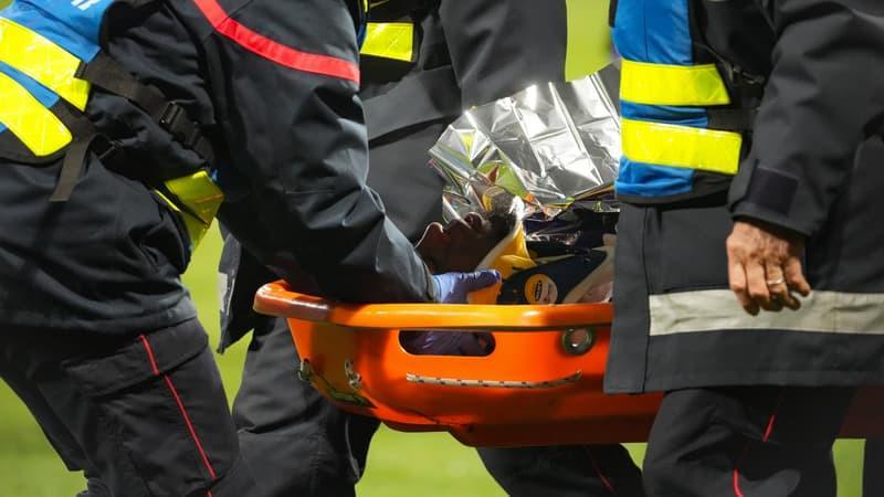 惊险一幕，法国前国脚西迪贝头部被撞后戴着护颈被担架抬下