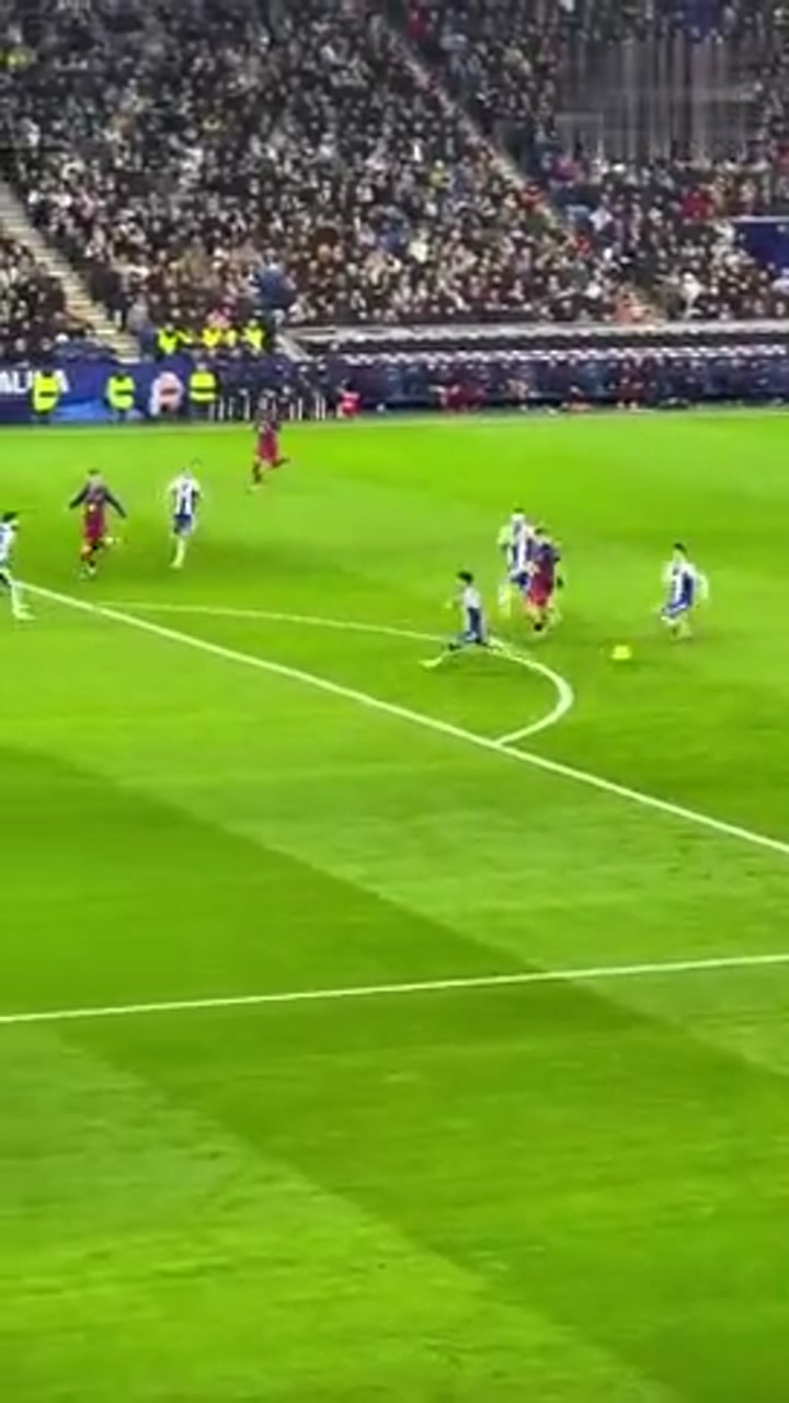 实拍费尔明推进后横传 奥尔莫不停球直接起脚破门