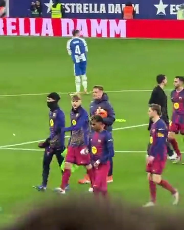 帅气！实拍亚马尔赛后对镜头做出三分入袋手势