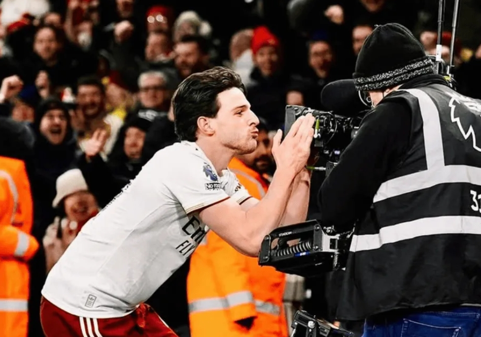 赖斯赛后社媒晒照亲吻摄像机 并配文：客场梅开二度