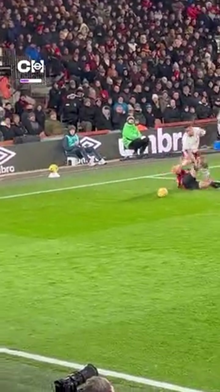 现场实拍热苏斯遭对手离谱抱腿犯规