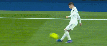 第50分钟，一进就俩！贡萨洛-加西亚轰出凌空世界波，皇马2-0贝蒂斯！