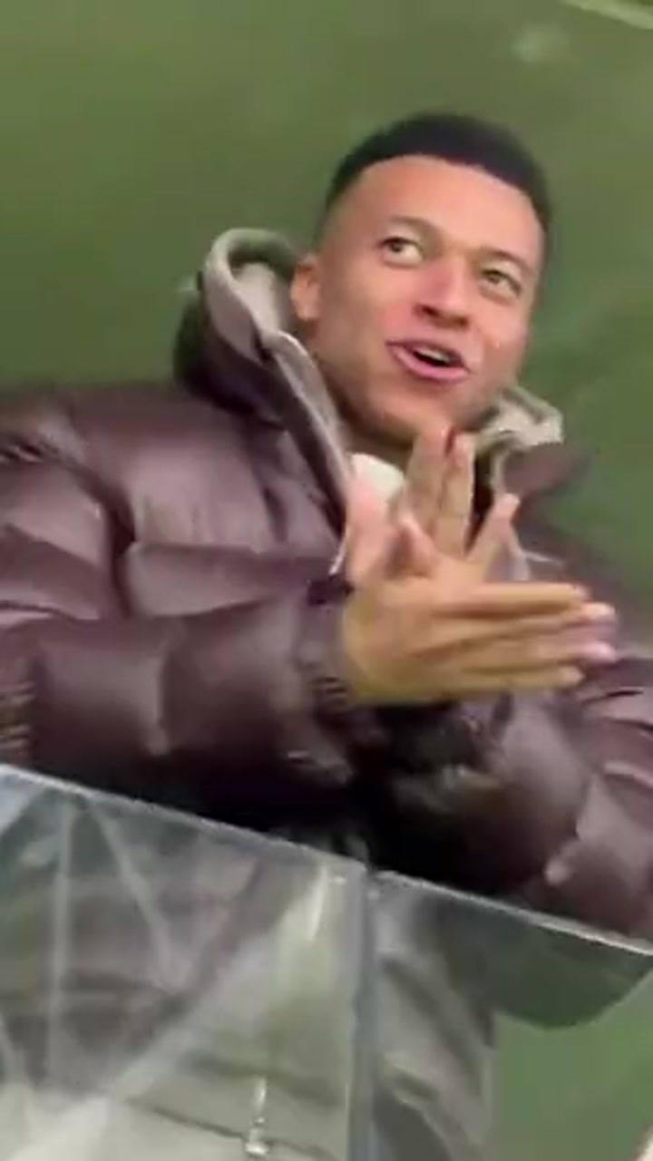 贡萨洛打入世界波后，姆巴佩在看台模仿贡萨洛的胸部停球动作