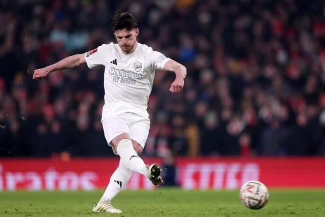 TA：告别全白球衣，阿森纳将在足总杯第3轮穿回传统红白球衣