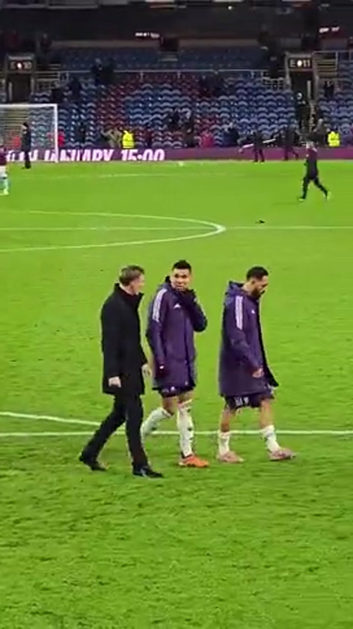 无缘开门红！实拍弗莱彻赛后与卡塞米罗交流