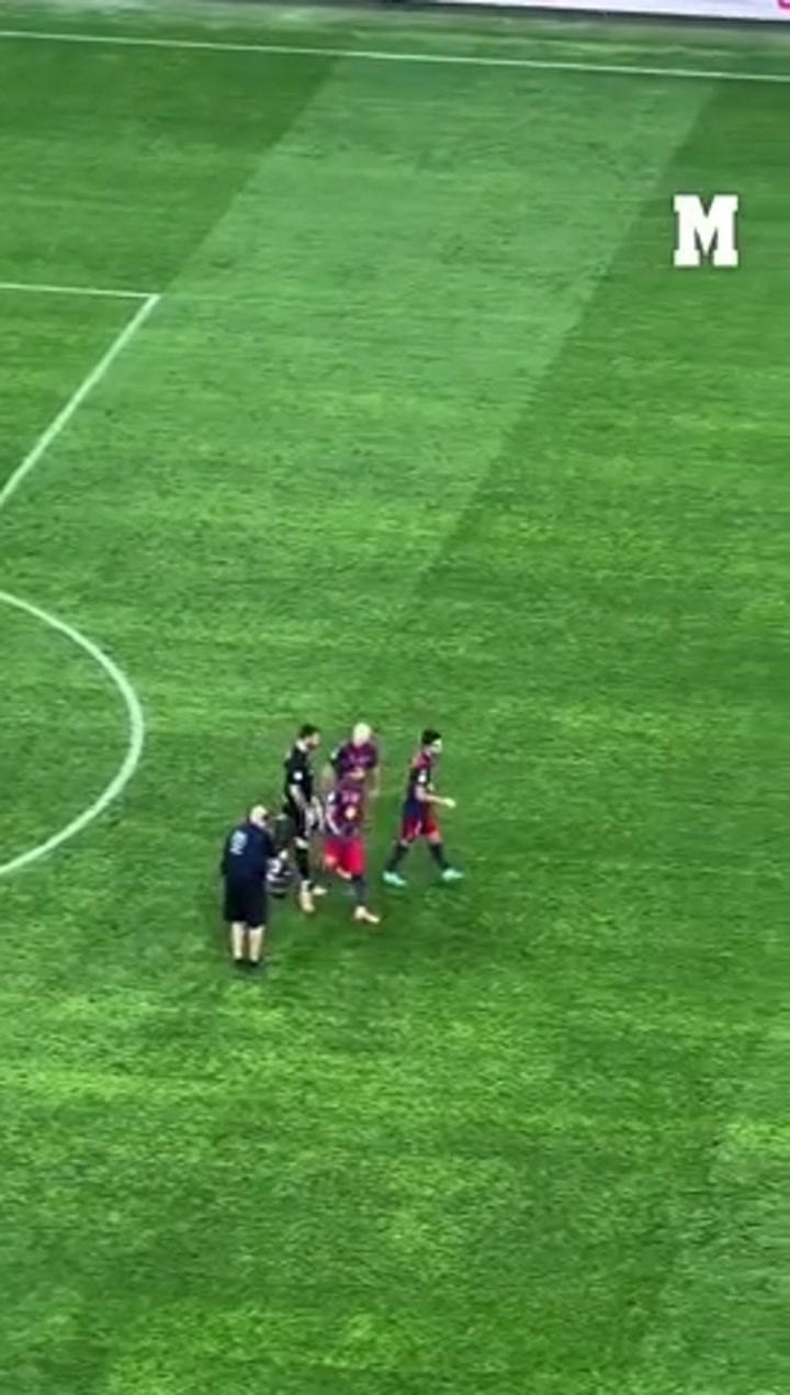 实拍赛后巴萨球员和毕巴球员拥抱问候