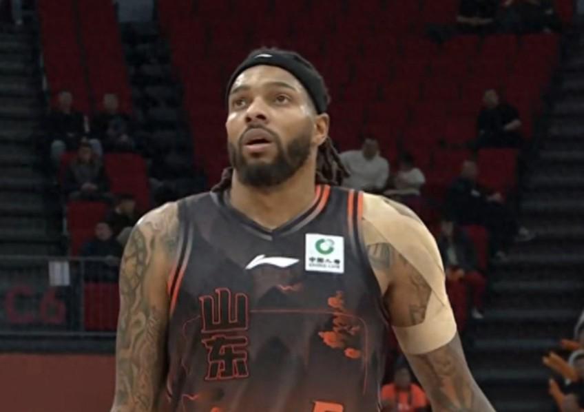 记者：山东外援珀塞尔因感冒发烧，缺席今晚对阵宁波的比赛