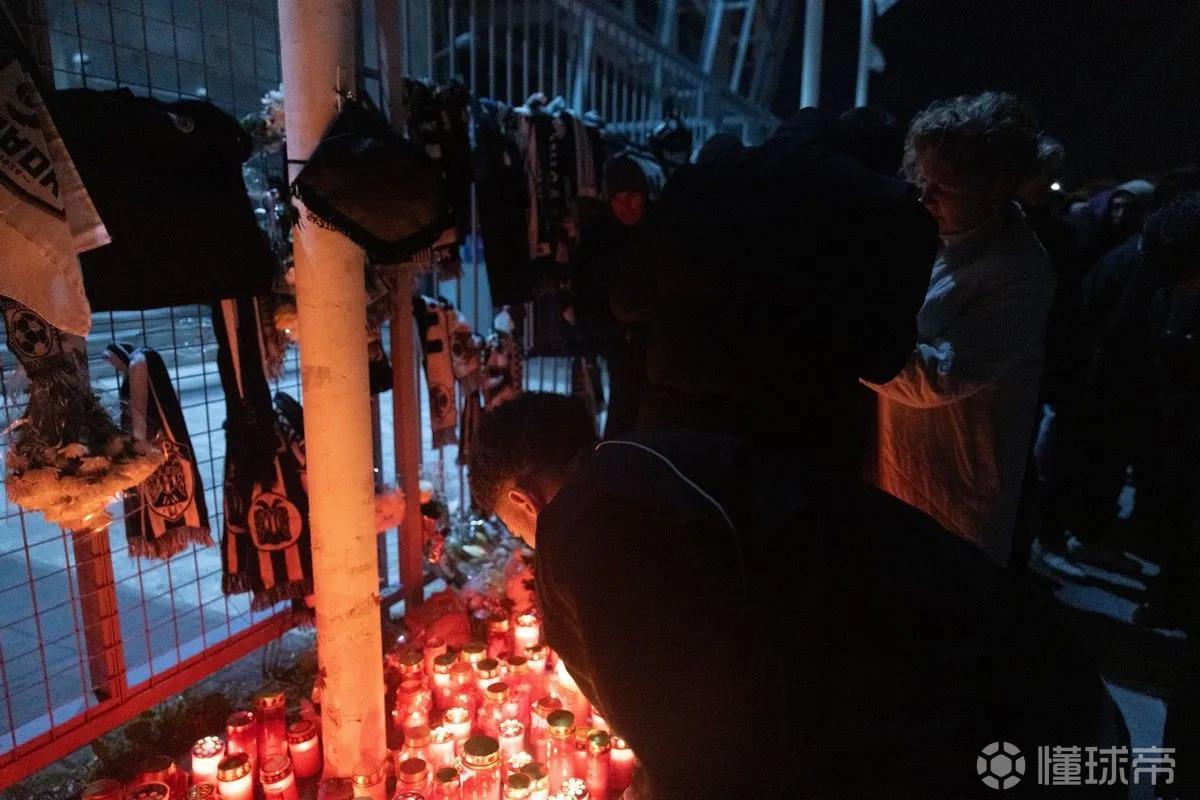 哀悼，塞萨洛尼基球迷得知好友在车祸中遇难后不幸心脏骤停离世