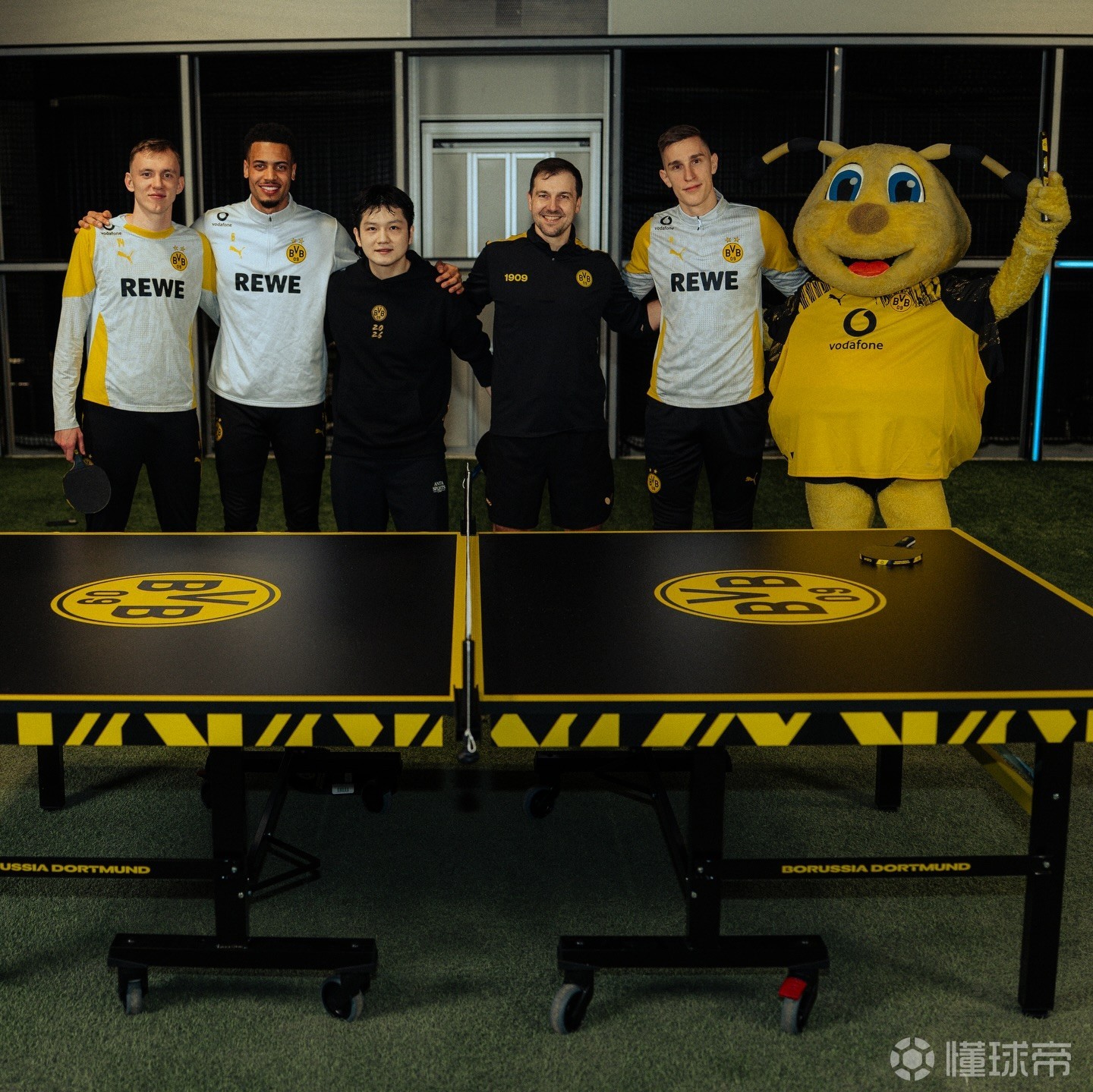 跨界互动，樊振东和施洛特贝克、恩梅加等多特球员一起打乒乓球