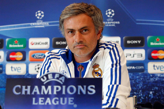 穆帅：赛后皇马球员把球衣送我 我向队员们展示15座欧冠的徽标