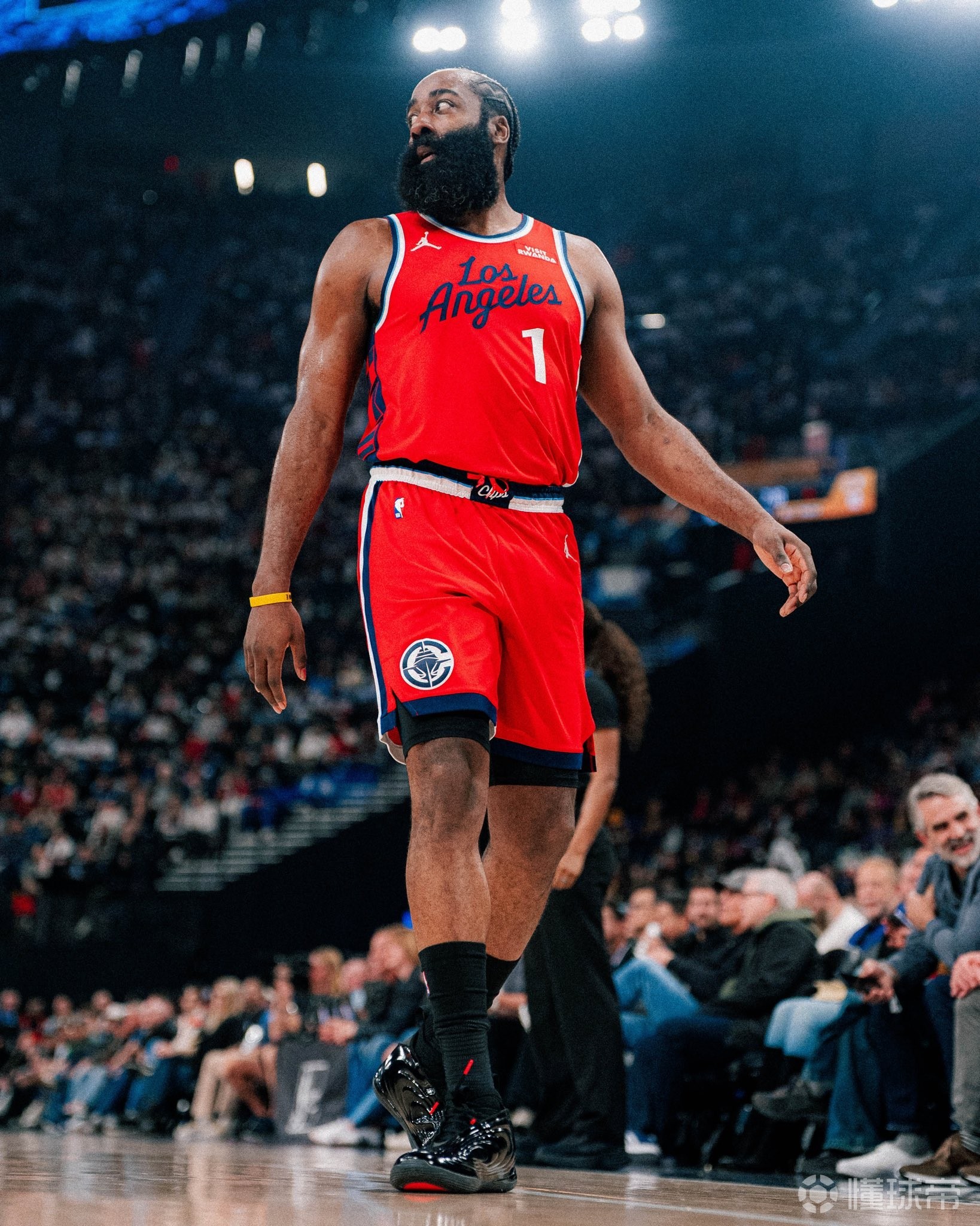 记者：哈登将森林狼和老鹰视为心仪下家，但两队对哈登均无意