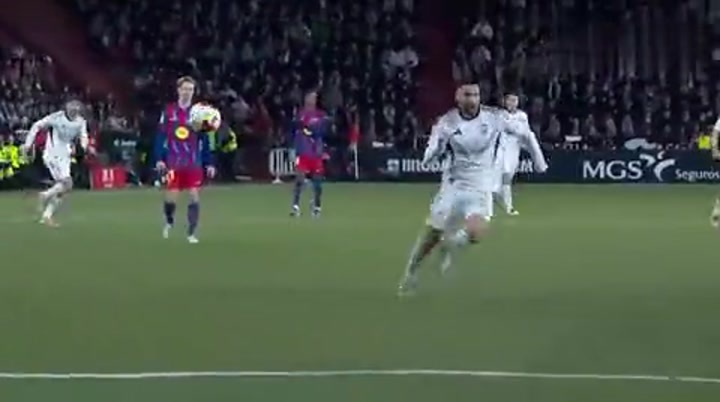 霍安加西亚抱球走出底线与阿劳霍庆祝防守成功 白送了一个角球