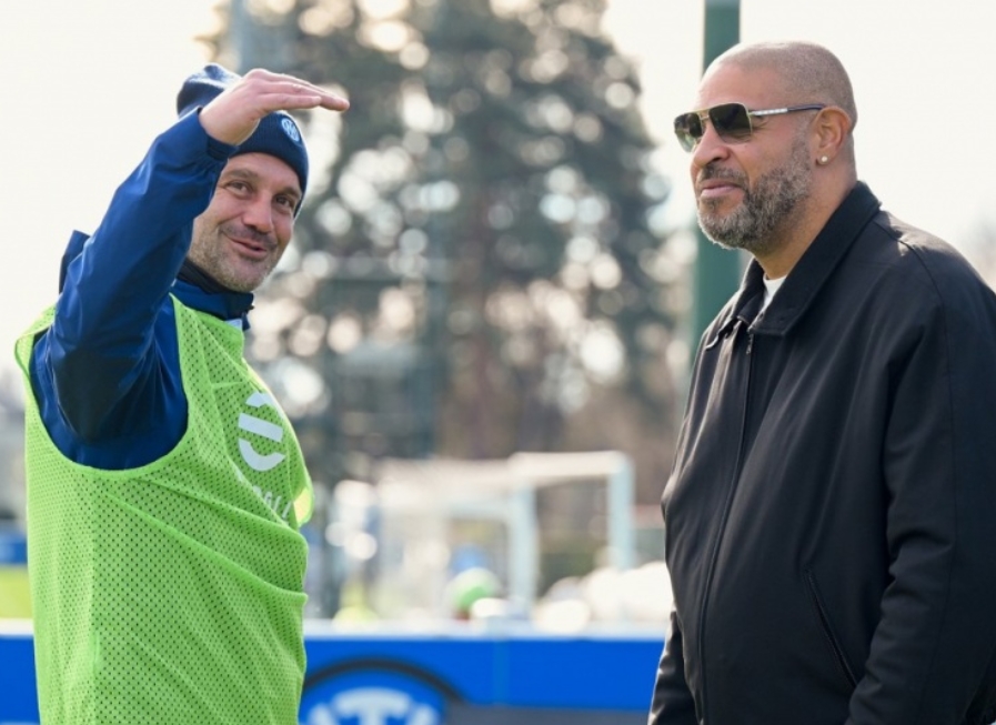 国米官方晒阿德里亚诺与齐沃合照：一次特别的重逢