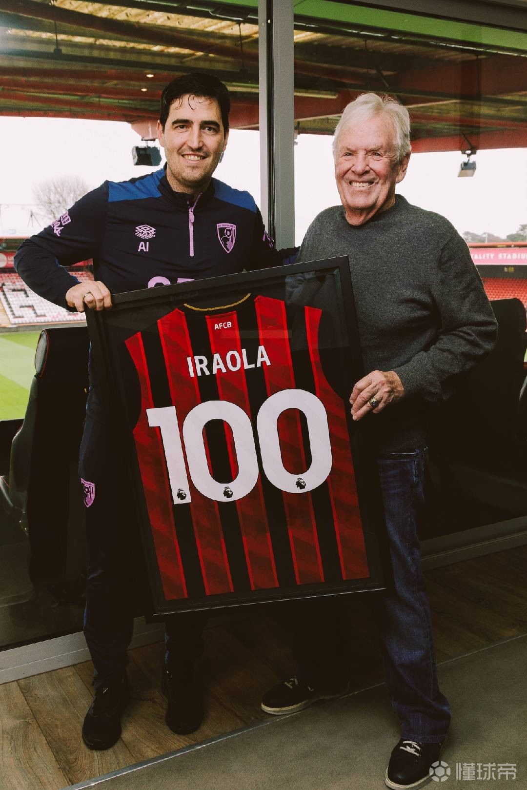执教100场英超里程碑，伯恩茅斯主席为伊劳拉送上纪念球衣