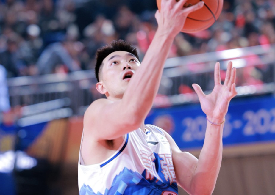 官方：新疆中锋吴冠希左膝髌韧带损伤，将缺席本赛季剩余比赛