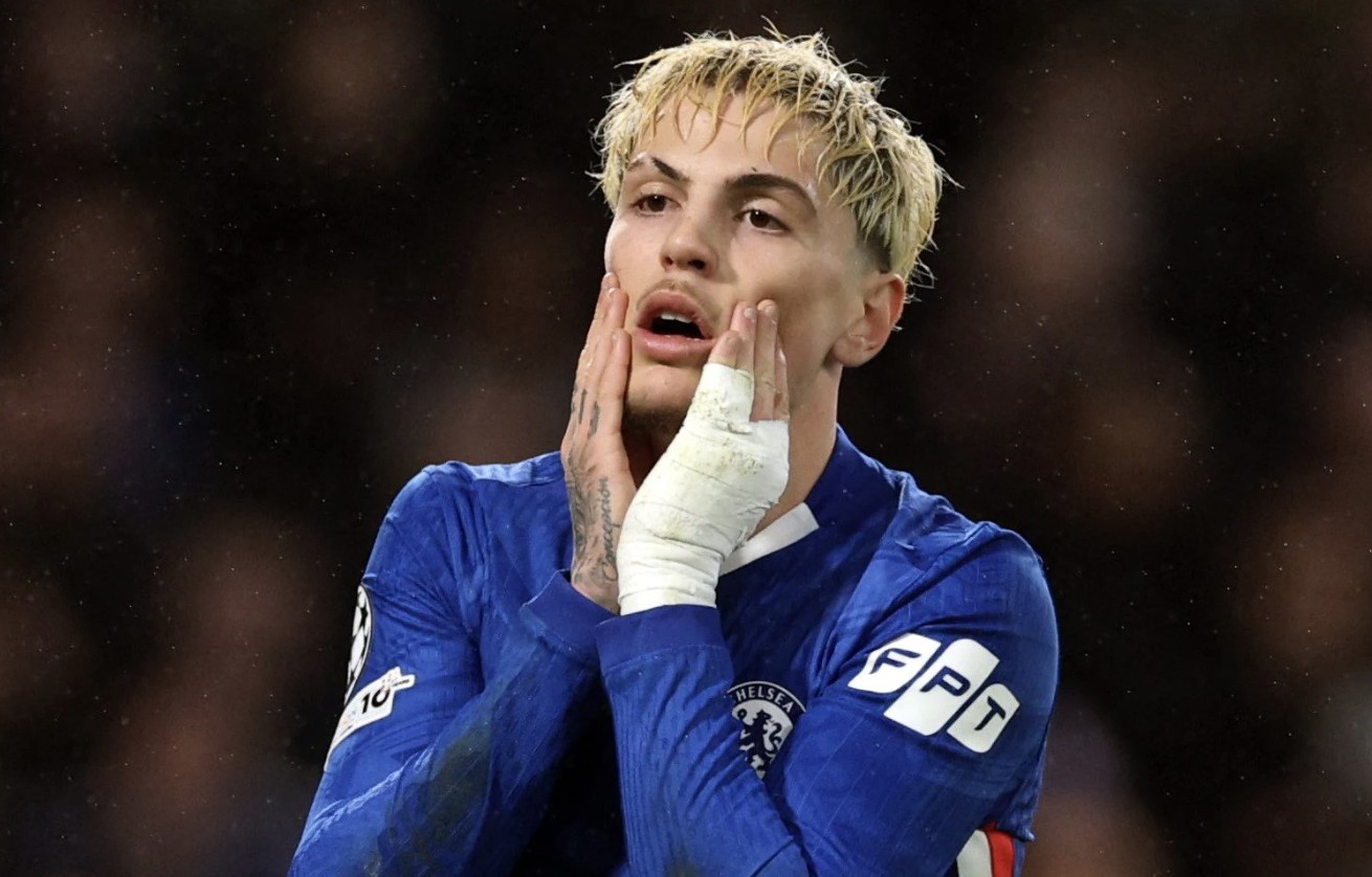 电讯报：加纳乔似乎缺乏信心，不愿意突破对方防守