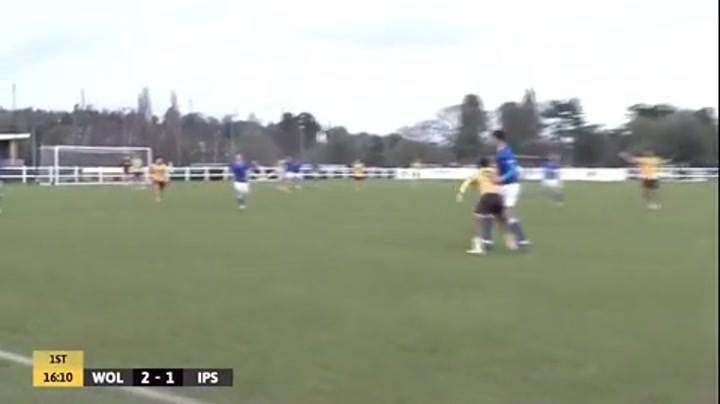 队友停球过大丢球 徐彬及时上抢夺回球权