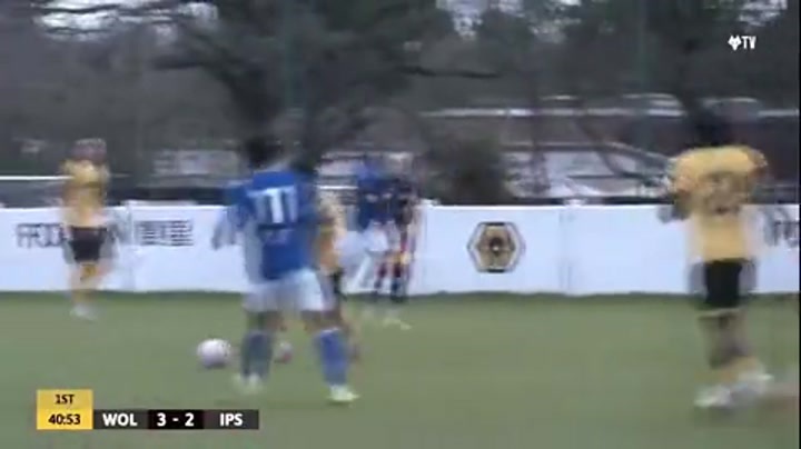 徐彬展示长传能力 可惜力量稍大被对手夺回球权