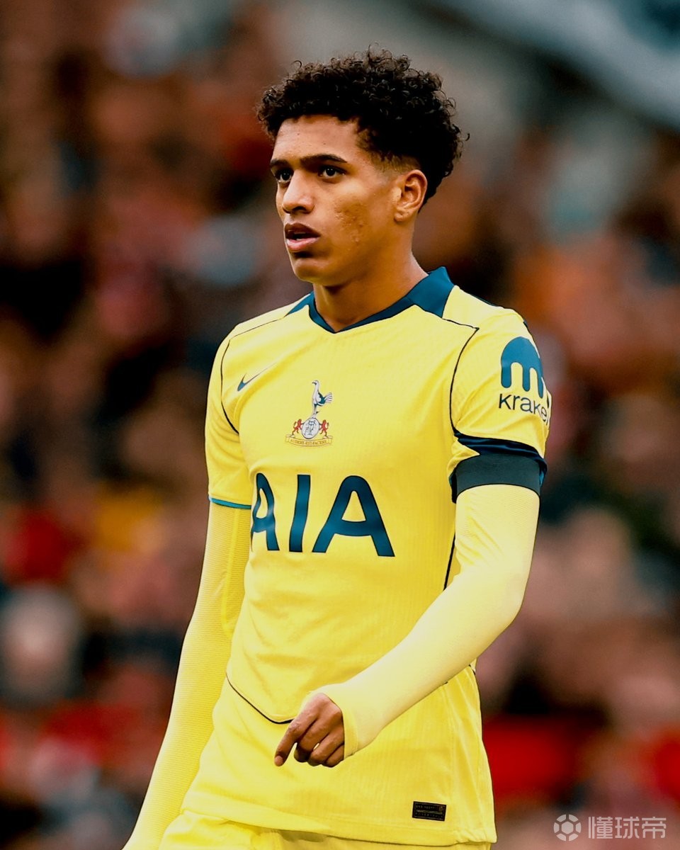 客战曼联替补登场，巴西后卫索萨迎来热刺生涯首秀