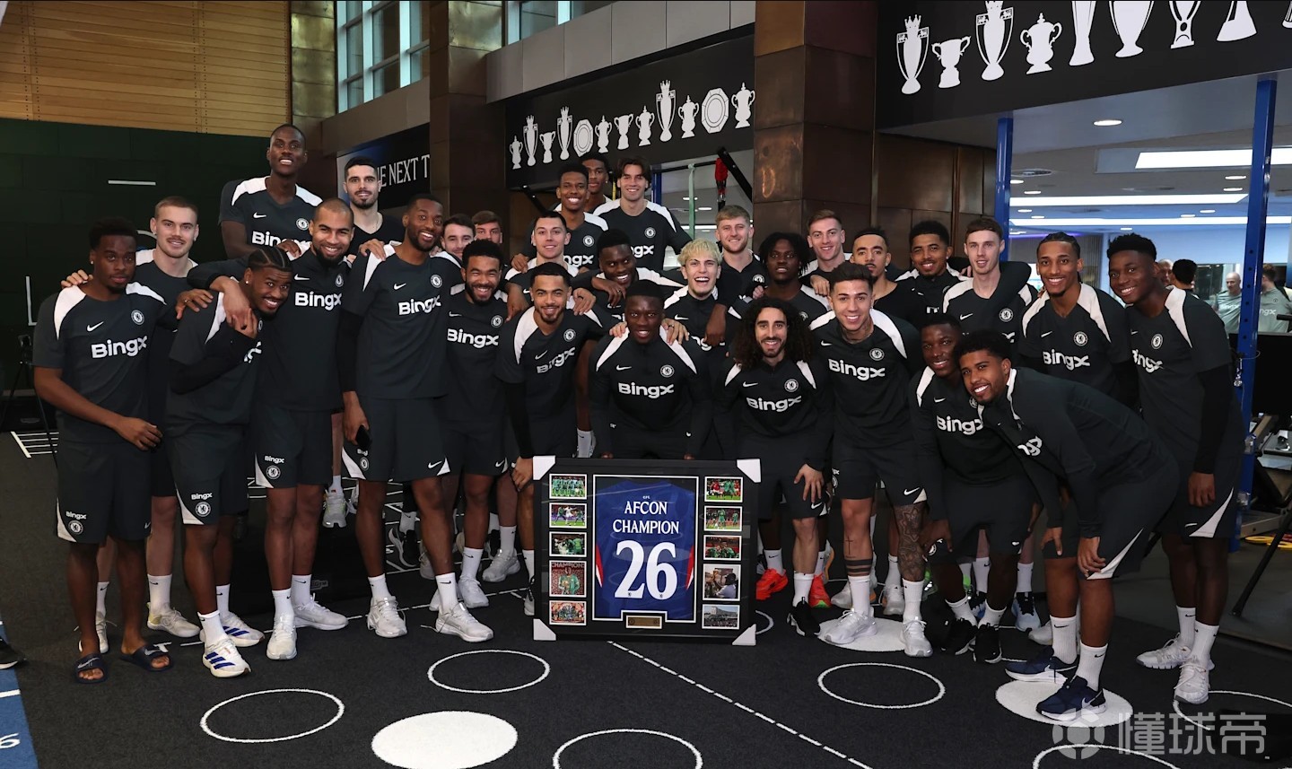 马马杜-萨尔被召回后，切尔西球员共同祝贺他赢得非洲杯冠军