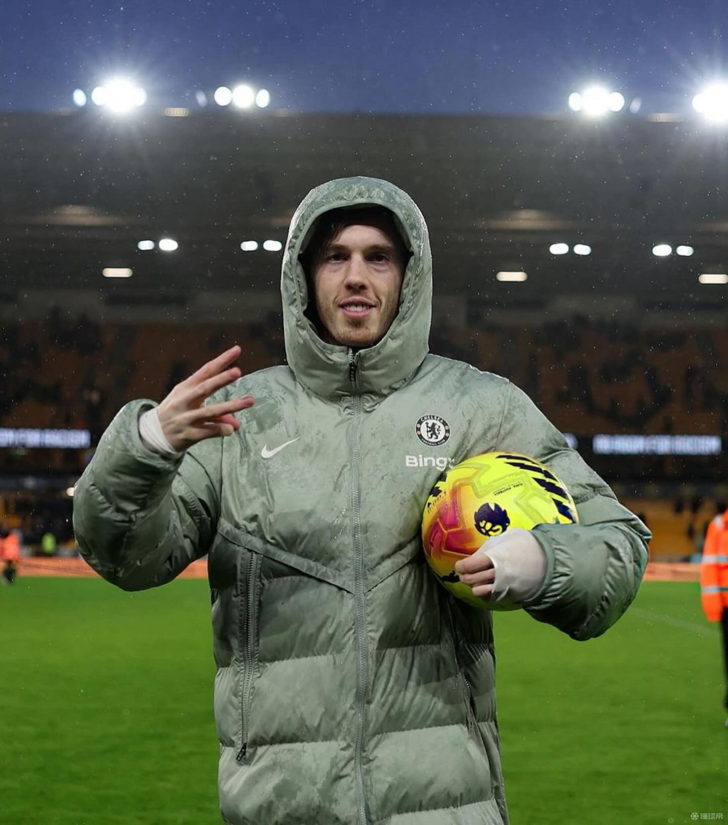 客战狼队戴帽，帕尔默晒带走比赛用球照：享受吧