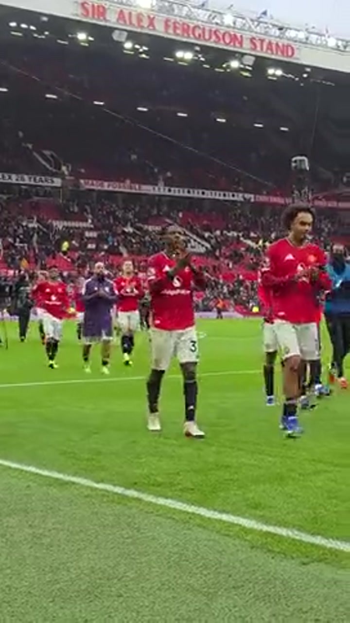 四连胜！实拍曼联将帅赛后感谢球迷