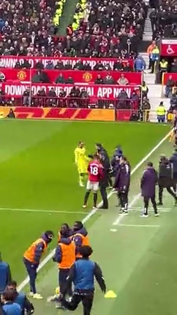 实拍卡里克在比赛间隔对卡塞米罗进行指导