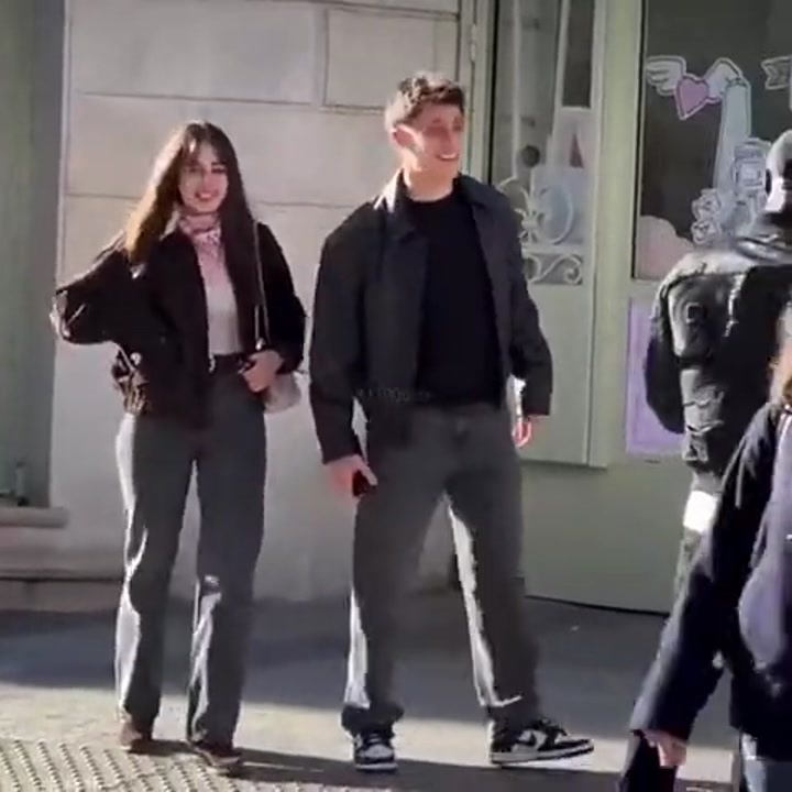 居莱尔带着女友在巴黎逛街时被路人拍到