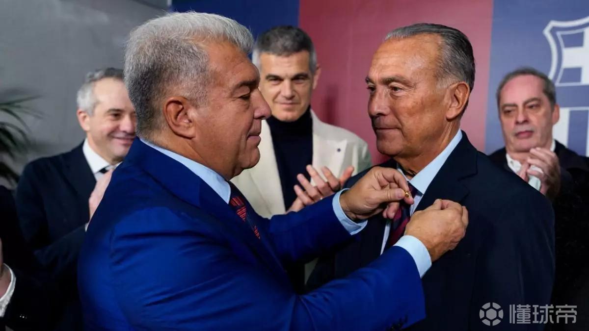 每体：拉波尔塔已与尤斯特交接徽章，巴萨进入选举过渡阶段