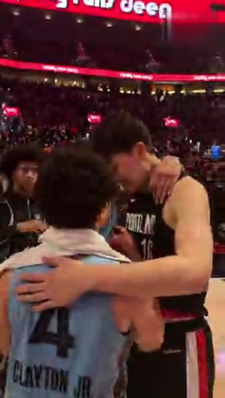 开拓者战胜灰熊！杨瀚森赛后和李凯尔亲切交谈