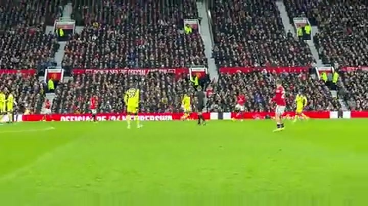 实拍达洛特右路送出传中 B费包抄破门