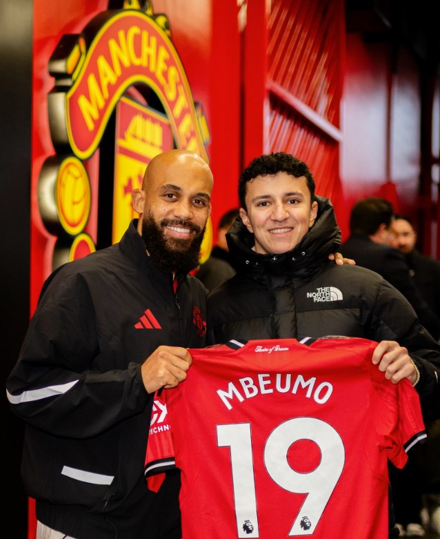 红牛F1车队车手哈贾尔现场观看曼联vs热刺，并获赠姆伯莫球衣