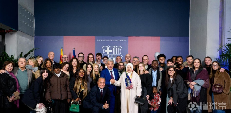 世体报道拉波尔塔本届主席卸任日：温情满满，与球员家属合影