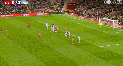 第74分钟，索博斯洛伊打出精彩任意球世界波，利物浦1-0曼城！