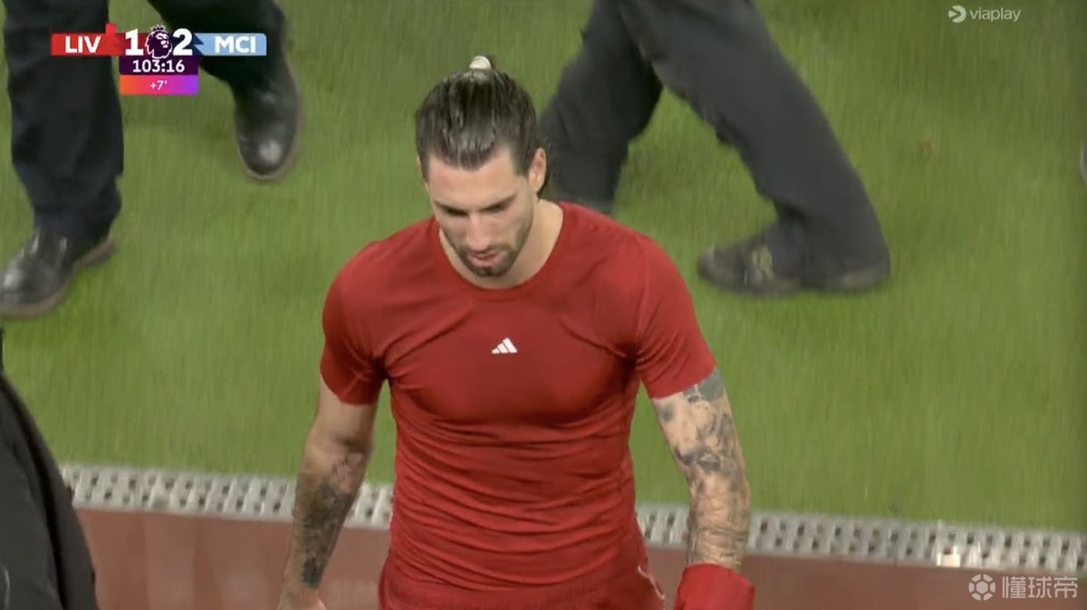 战曼城染红，索博斯洛伊利物浦生涯首次领到红牌