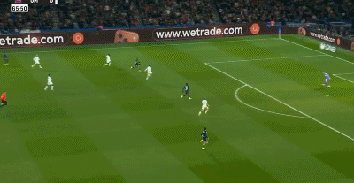 第66分钟，克瓦拉茨赫利亚右路凌空抽射破门，巴黎4-0马赛