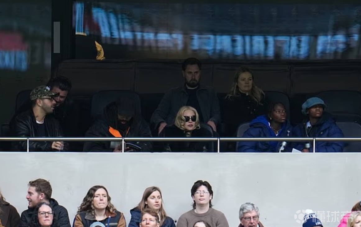 67岁麦当娜观战切尔西女足vs热刺女足，俩养女在热刺U14踢球