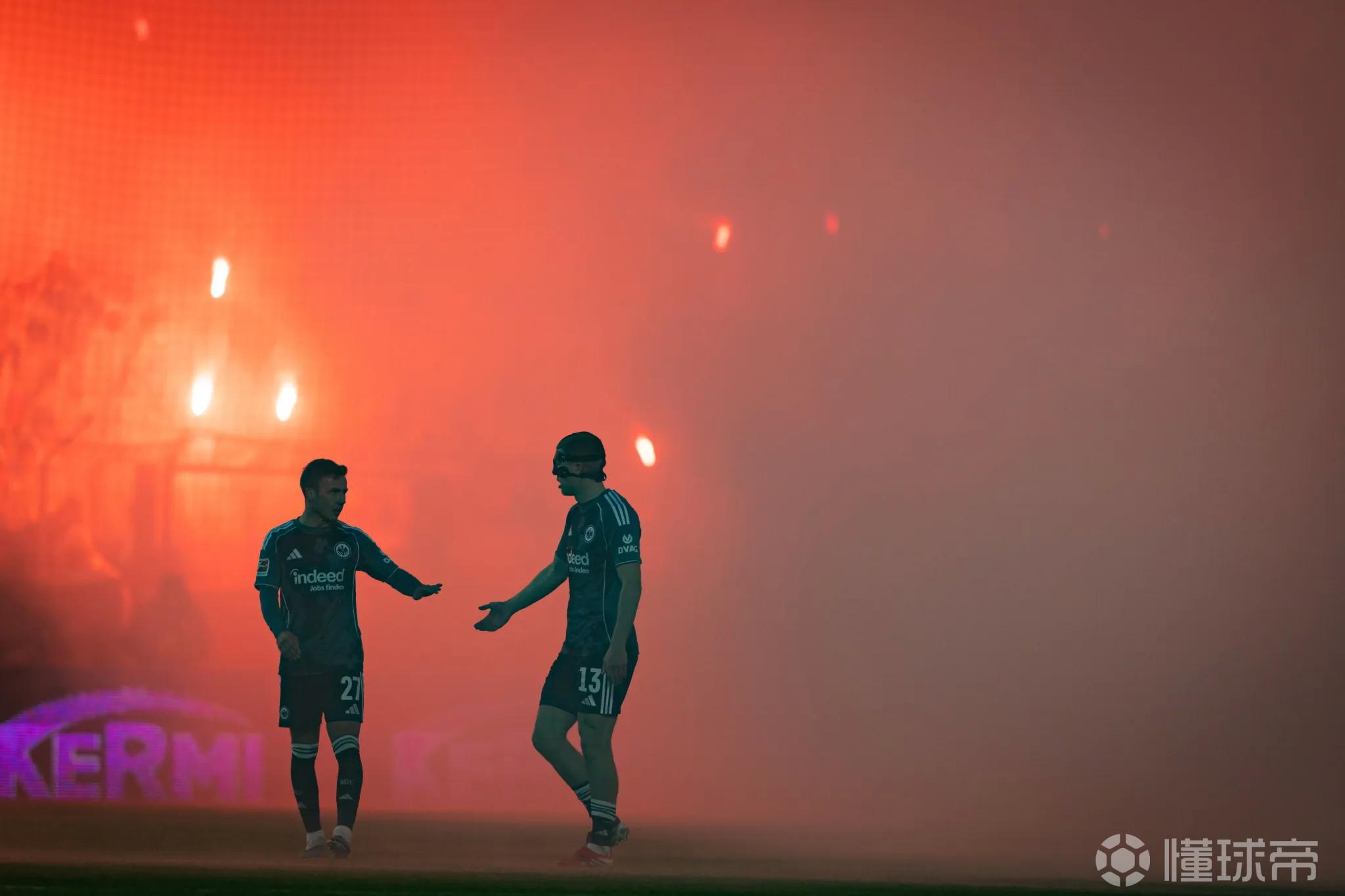 庆祝俱乐部成立60周年，柏林联合球迷在看台大放焰火导致比赛暂停