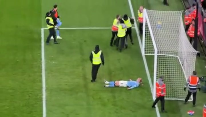 抽象！一光头球迷兴奋的冲入球场，亲了躺在地上的哈兰德