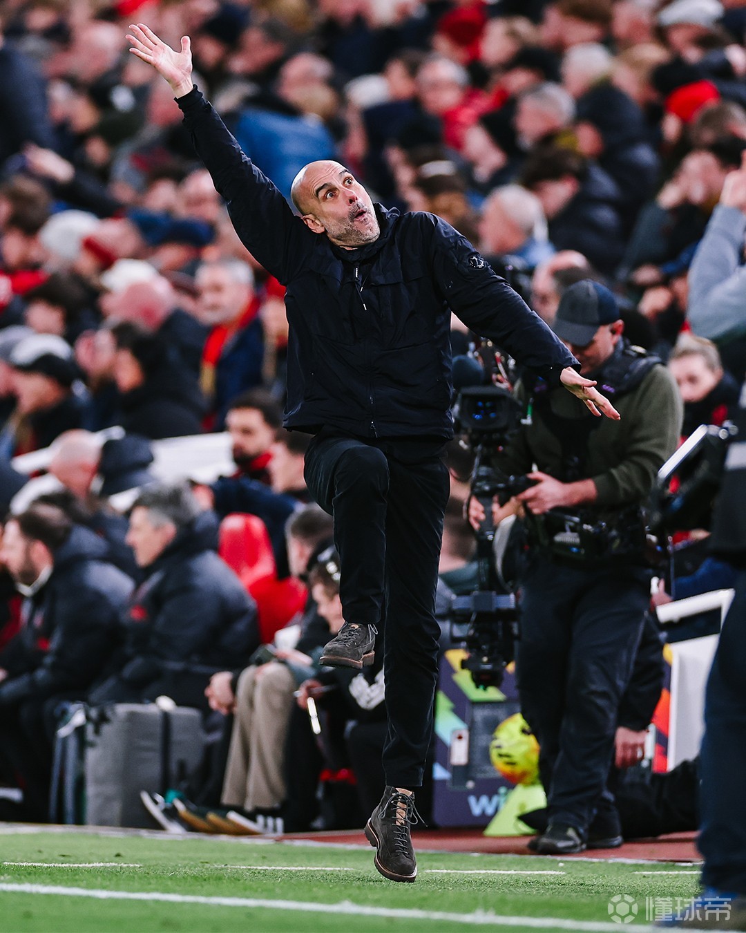 教练也能扑？多纳鲁马最后时刻上演神扑，瓜迪奥拉模仿其动作