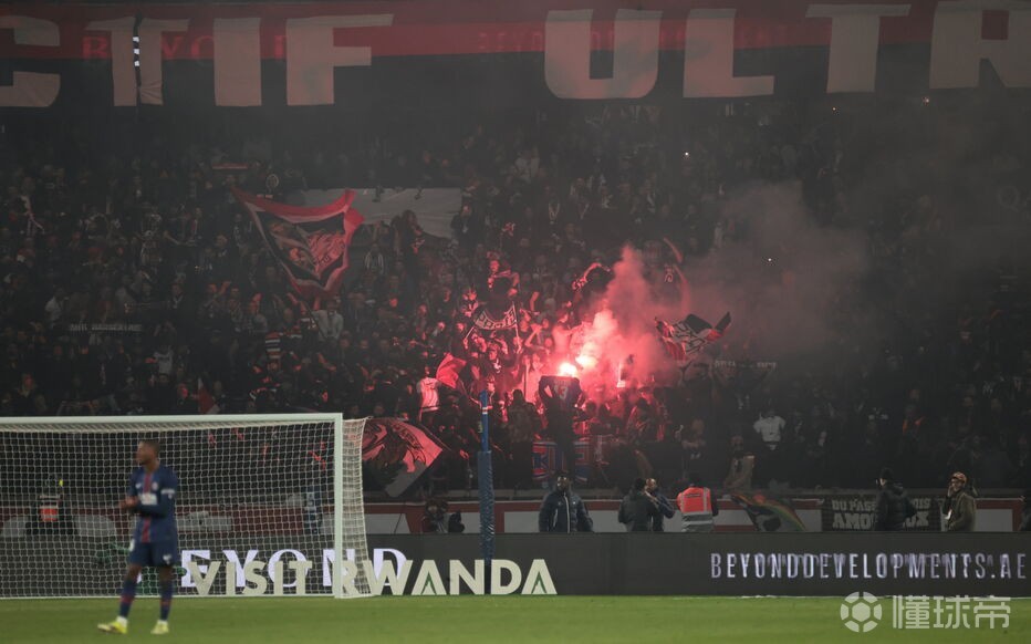 法媒：球迷出现挑衅横幅等违规行为，巴黎将被纪律委员会传唤