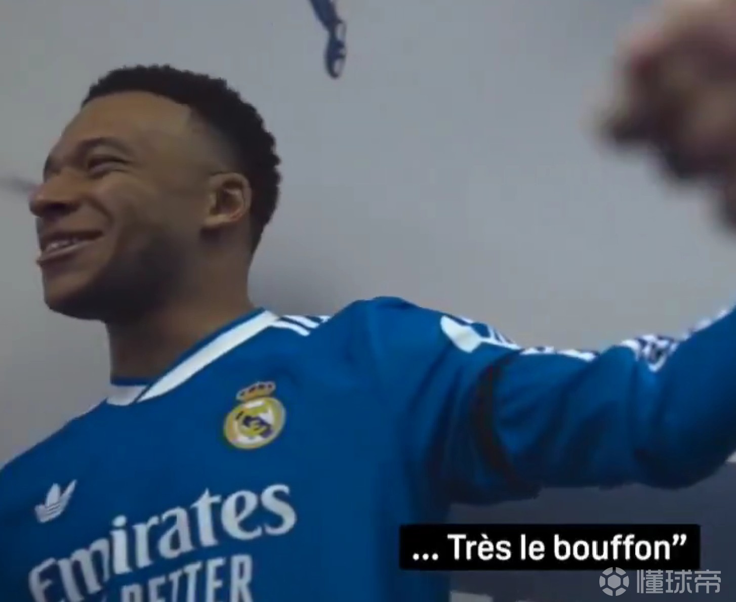 阿斯：姆巴佩向裁判讨要越位解释却遭无视，讽刺对方“小丑”