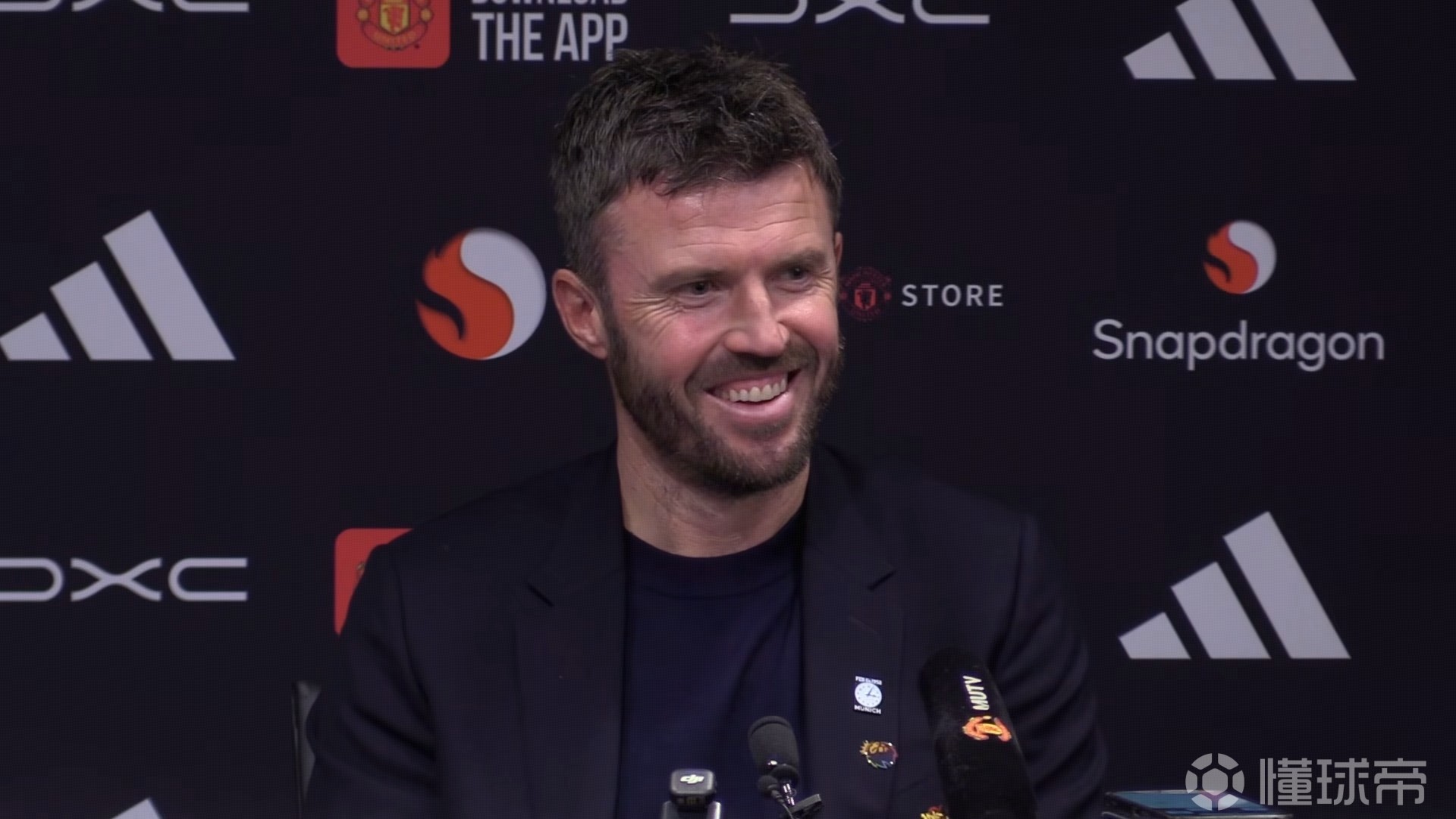 卡里克：有球迷等着理发？这事儿是挺逗的，但我不会拿来动员