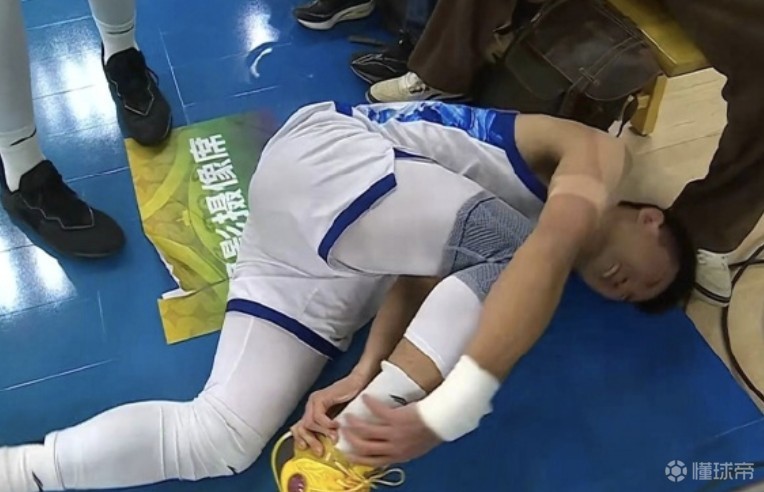 遭遇距腓前韧带撕裂，孙铭徽发文：小场面别担心，很快回来