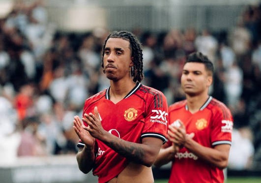 曼晚：约罗并未被拍到随队出征，泰勒-弗莱彻入选了名单