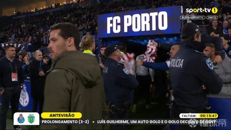 葡体热身完毕回更衣室时，波尔图球迷把马竞球衣扔向尤尔曼德试图干扰