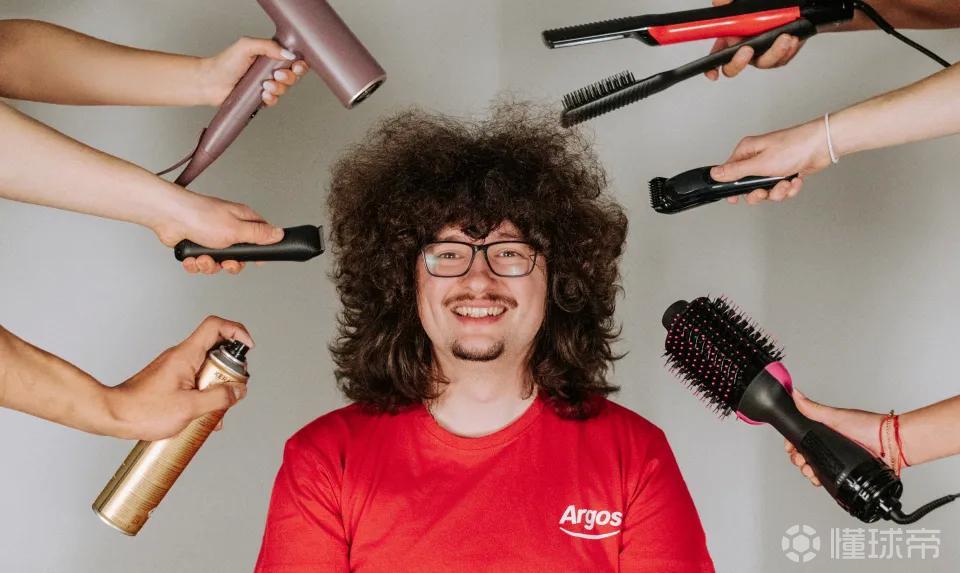 曼联球迷蓄发哥：外界传我赚了几百万镑，但事实并不是这样